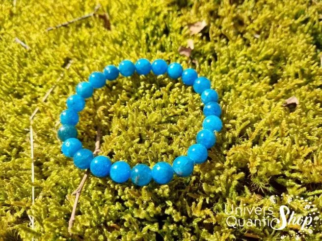 apatite bleue prix, bracelet pierre apatite sur de la mousse en forêt