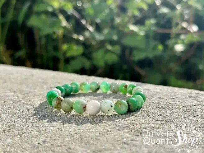 chrysoprase bracelet en pierre fine verte naturelle posé sur une pierre
