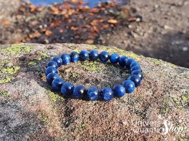 cyanite signification, cyanite bracelet pierre bleue 08mm sur un rocher
