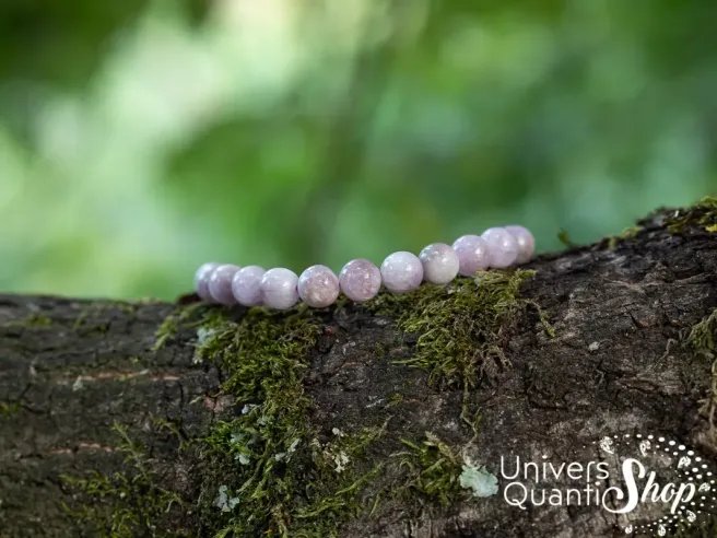 kunzite pierre rose bracelet perle 08mm sur un arbre en forêt
