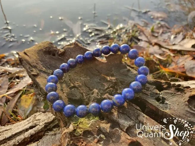 lapis lazuli pierre bleue bracelet 08mm sur un rocher au bord de l'eau