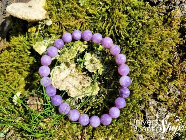 Bracelet lépidolite vertus pierre violette, bracelet 08mm posé sur l'herbe