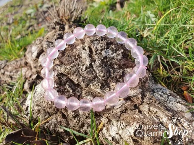 quartz rose bracelet en pierre naturelle AA 08mm sur une branche d'arbre dans la nature
