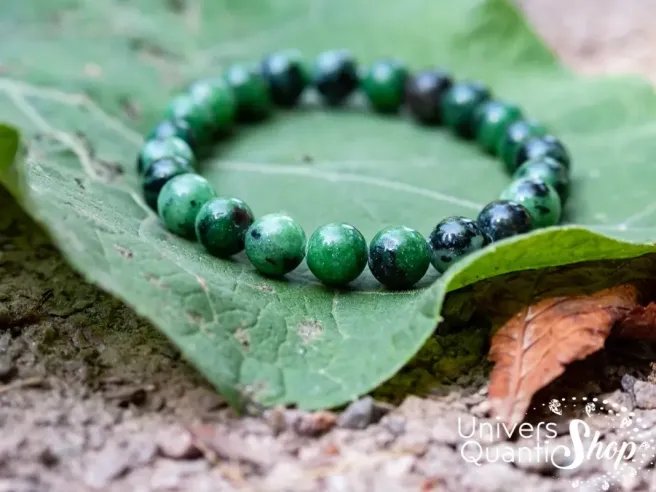 rubis zoisite bijoux en pierre naturelle bracelet 8mm posé sur une feuille verte