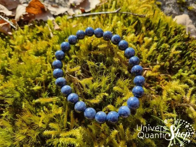 saphir bleu ciel bracelet en pierre naturelle 8mm posé sur de la mousse