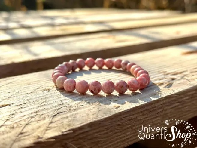 thulite bracelet pierre naturelle rose de l'amour 08mm sur une planche en bois