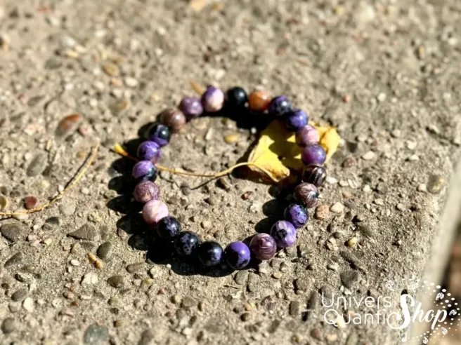 charoite bracelet pierre violette naturelle de russie 08mm sur un rocher