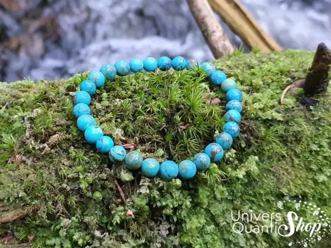 turquoise couleur bleue bracelet 6mm sur de la mousse en forêt