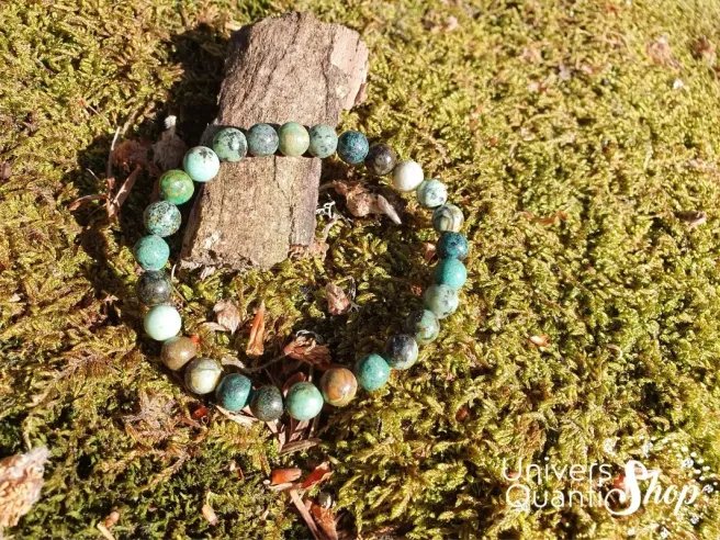 turquoise d'Afrique bracelet pierre naturelle 06mm sur de la mousse en forêt