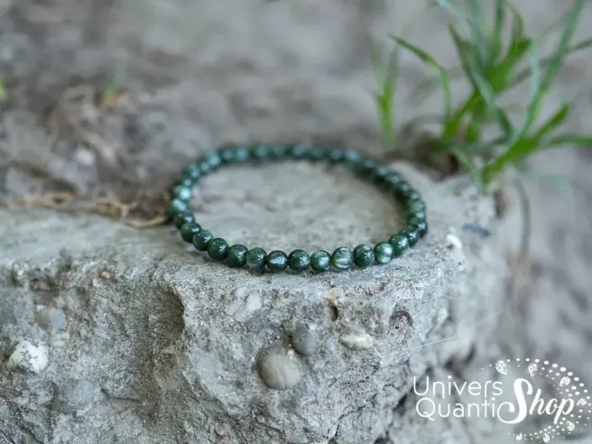 séraphinite vertus, pierre verte naturelle verte bracelet 6mm sur un rocher