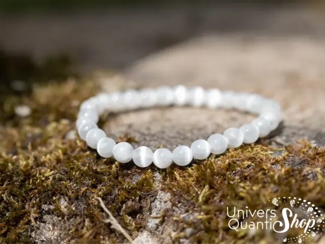 vertus sélénite blanche bracelet 6mm sur un rocher en nature