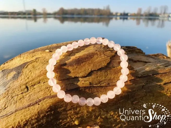 quartz rose bracelet pierre rose naturelle 6mm sur rondin de bois au bord de l'eau