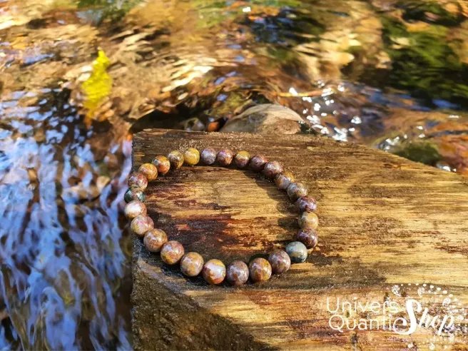piétersite bracelet de namibie 06mm sur un plateau de bois au bord de l'eau