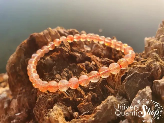 pierre de soleil bracelet 100% naturel 06mm posé sur du bois au bord de l'eau
