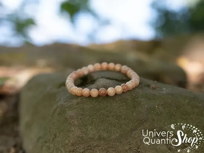 pierre de lune rose bracelet véritable 06mm sur un arbre en nature