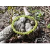 péridot bracelet pierre naturelle verte 06mm sur un morceau de bois en nature