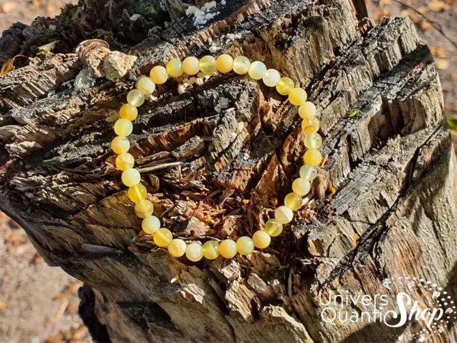 opale jaune bracelet en pierre naturelle 6mm sur un morceau de bois