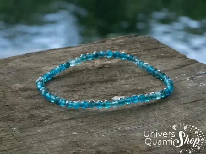 bracelet apatite bleu 4mm sur un plateau en bois - boutique lithotherapie strasbourg