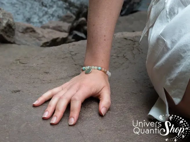 bracelet en pierre naturelle pour femme, bracelet amour et tendresse 6mm porté sur un poignet de femme