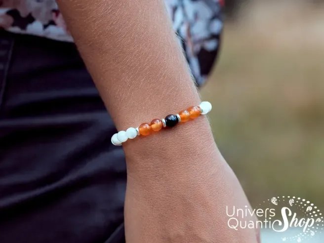 bracelet amour aphrodite, création unique univers quantic shop, porté sur un poignet femme