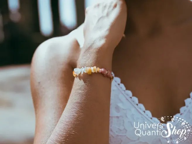 bracelet amour femme création isis 6mm porté sur un poignet de femme