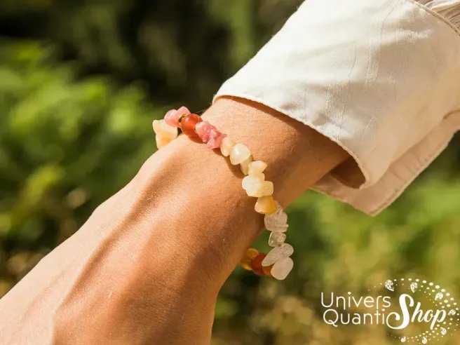 création bracelet pierre naturelle amour isis 8mm porté sur un poignet féminin