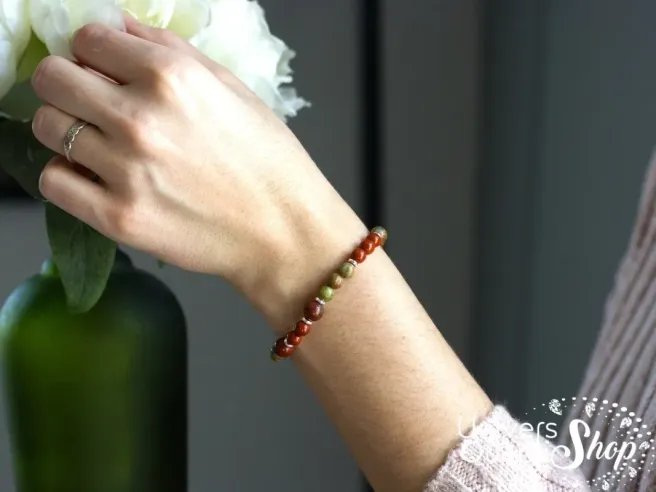 bracelet lithothérapie femme sexualité sacrée porté sur un poignet gauche