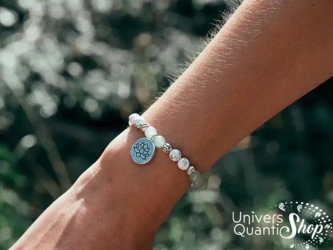 bracelet pierre naturelle femme, nouvelle ressource, bracelet lithothérapie porté sur un poignet femme