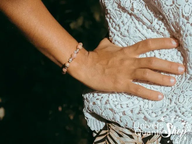 femme bracelet pierre naturelle soleil de jade sur un poignet de femme