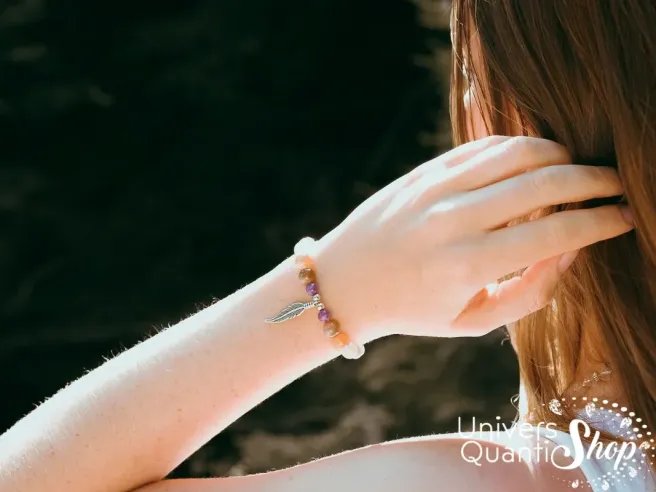 bracelet femme personnalisé talisman féminin sacré porté sur un poignet de femme