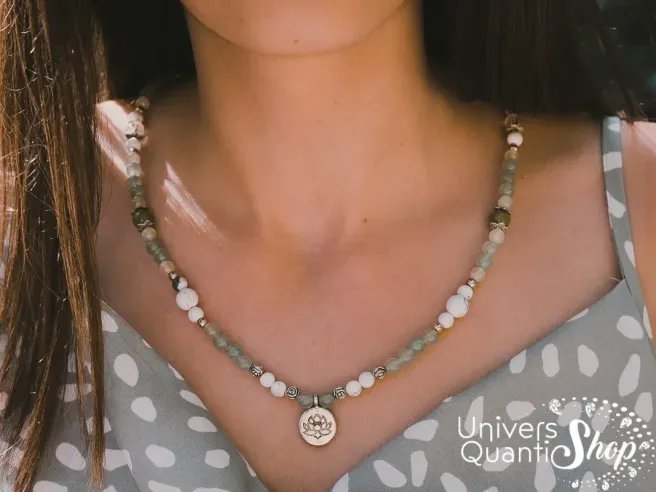 collier femme en pierres naturelles nouvelle ressource porté sur le cou d'une femme
