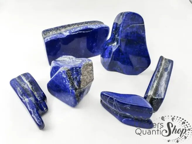 sélection pierres brutes lapis lazuli bleu sur fond blanc - pierre semi-précieuse bleue - lithothérapie