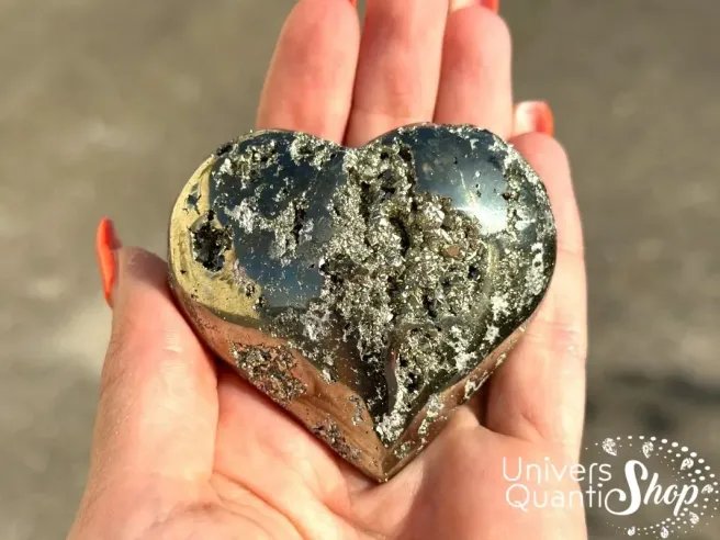 pyrite prix, coeur en pierre de pyrite naturelle du Pérou qualité A posé dans une main