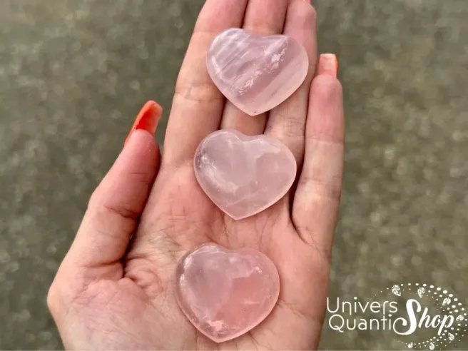 quartz rose vertus, coeur en quartz rose posée dans la main qualité A