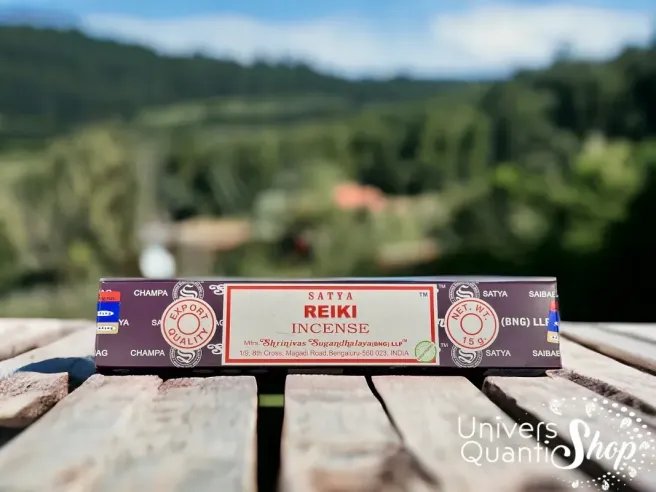 encens naturel reiki pour la relaxation, le yoga et le reiki - boite d'encens reiki sur un plancher bois avec paysage en fond