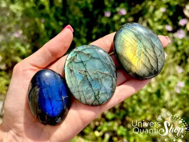 labradorite signification spirituelle, 3 galets en labradorite posés dans la main