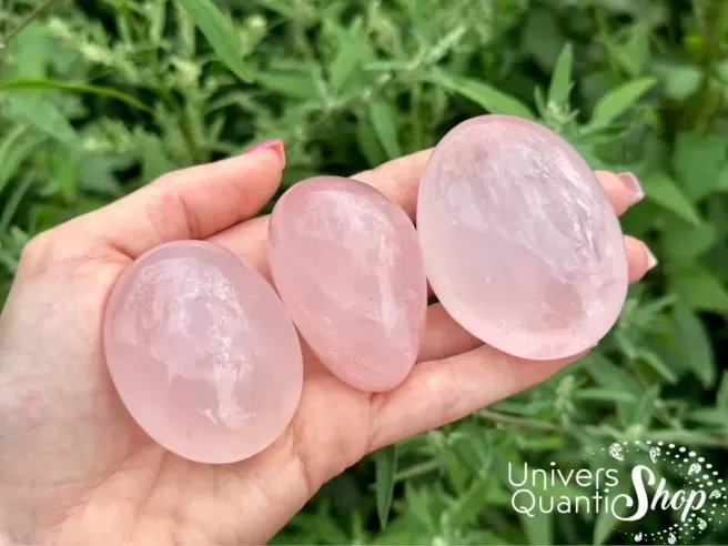 galet quartz rose pierre naturelle de l'amour, galet en pierre quartz rose dans une main
