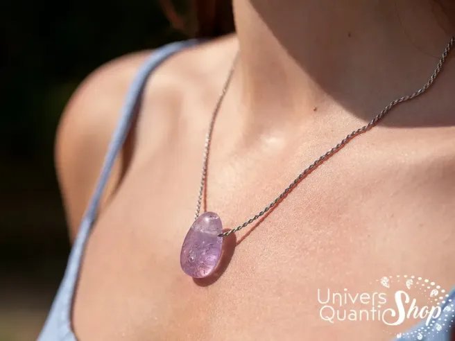 pendentif amethyste femme, pierre violette percée porté autour du cou