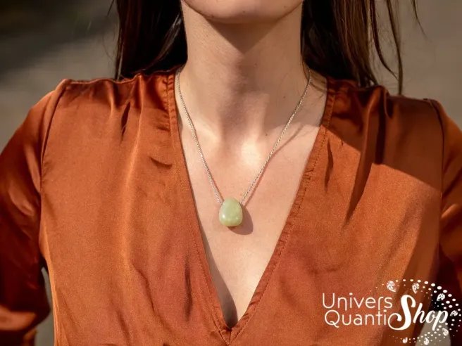 pendentif jade vert, pierre jade de chine, pendentif en pierre naturelle porté autour du cou d'une femme