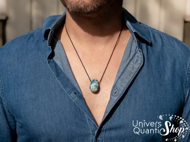 pendentif jaspe k2, pierre bleue de confiance et de paix intérieure porté sur un homme