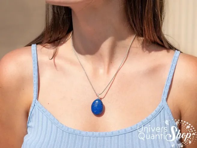 pendentif lapis lazuli pierre bleue - pendentif en pierre naturelle porté sur une femme
