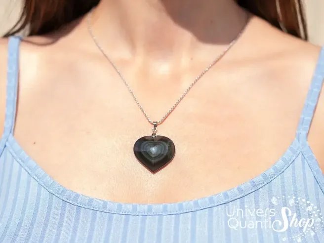 pendentif obsidienne oeil céleste en forme de coeur de qualité AA porté sur une femme