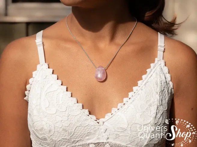 quartz rose pouvoir, pierre rose de l'amour et de la bienveillance pendentif porté sur une femme