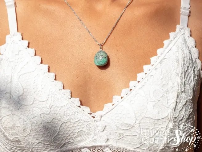 pendentif turquoise d'afrique en pierre roulée qualité A porté sur une femme