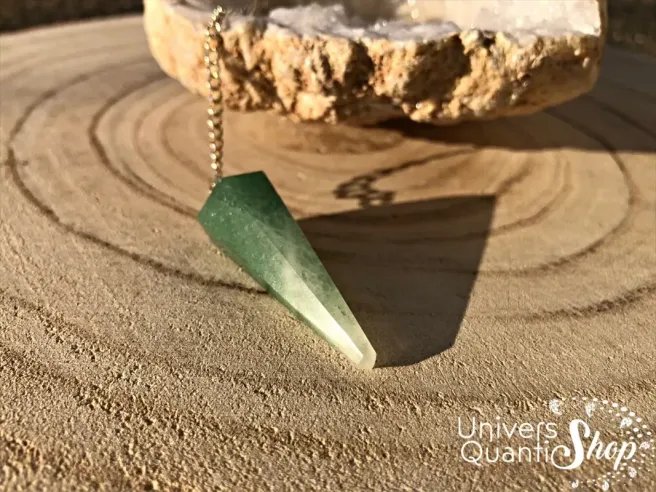 aventurine verte pendule divinatoire en pierre naturelle univers quantic shop sur un morceau de bois