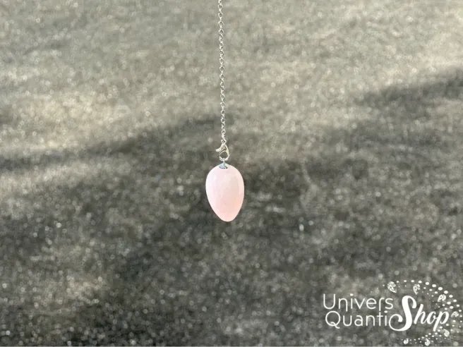 pendule quartz rose en forme d'oeuf ou ovale suspendu dans la nature