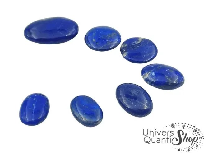 lapis lazuli pierre roulée bleue sur fond blanc