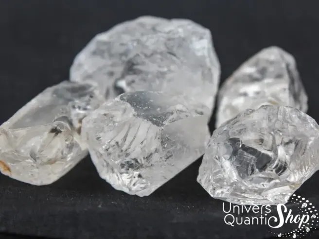 cristal de roche brut pierre naturelle sélection de plusieurs quartz sur fond noir