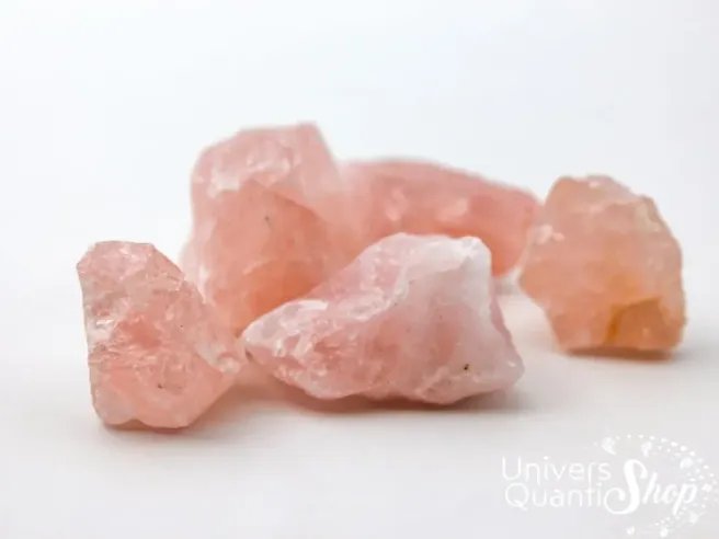 quartz rose brut, pierre de l'amour en lithothérapie sur fond blanc