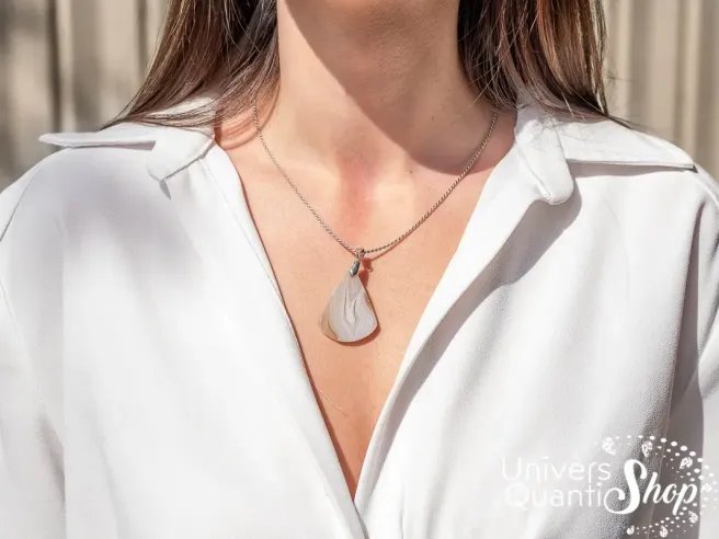 agate dendritique pendentif porté autour du cou d'une femme